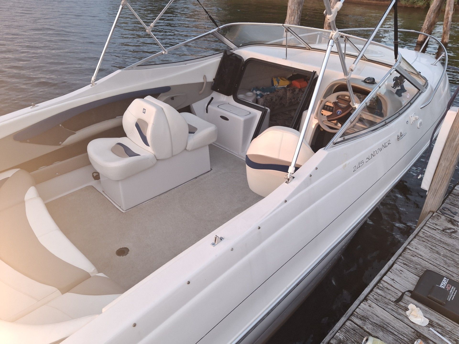 1998 Four Winns 245 Sundowner - 9