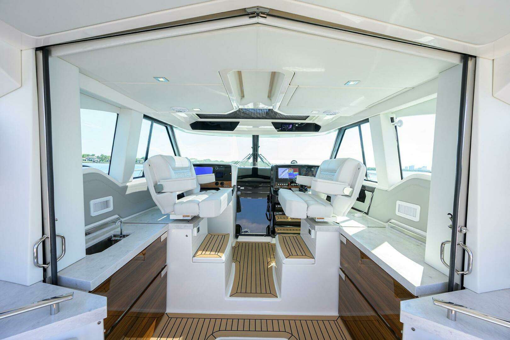 2022 Tiara Yachts 43 LE - Image 7