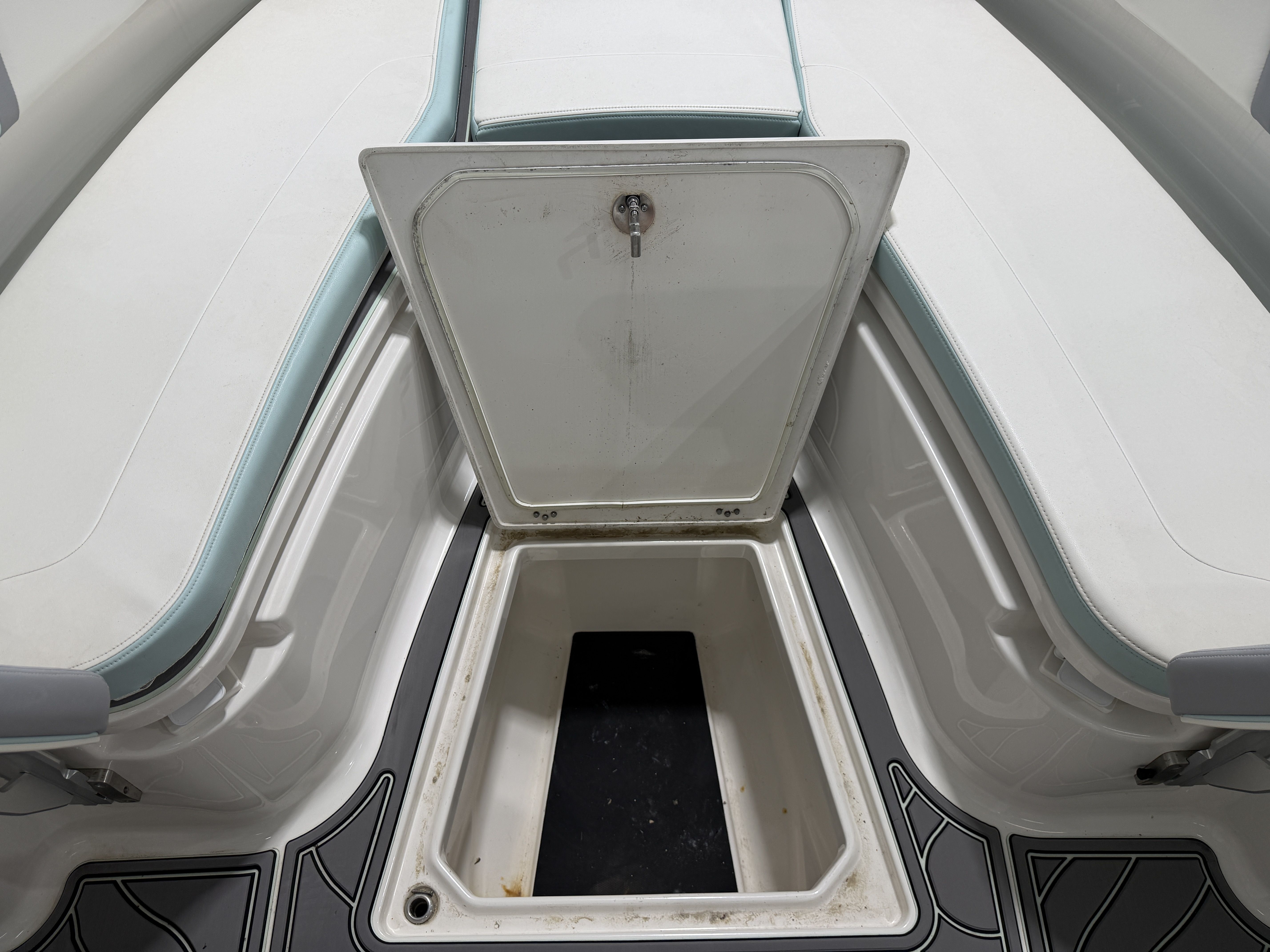 2023 Robalo R250 Center Console - 31