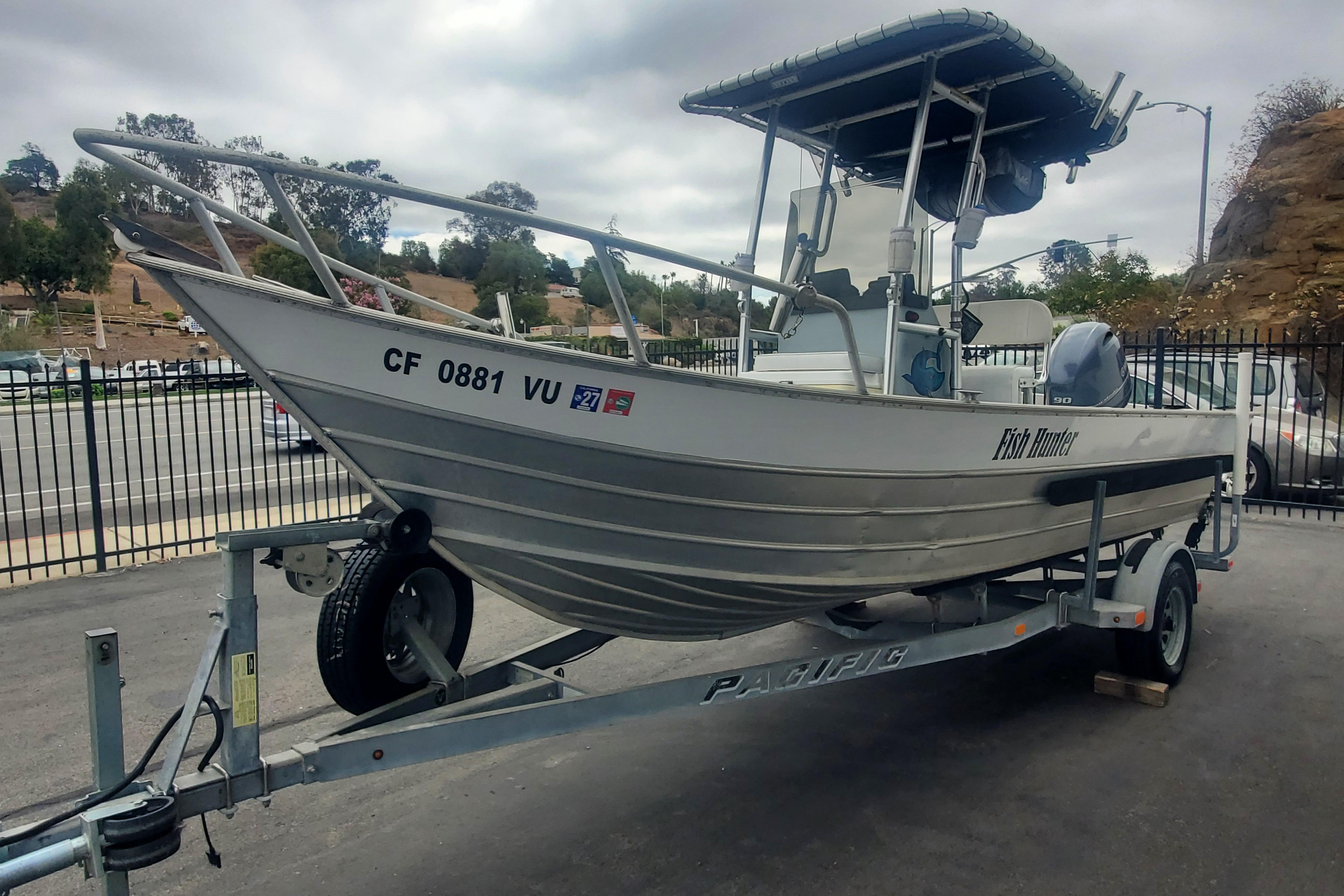 2017 Klamath Bayrunner 19 Baja boat on trailer, parked outdoors.