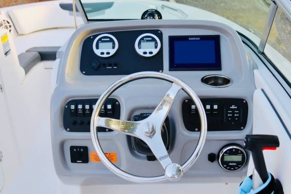 2022 Robalo R207 Dual Console - 5