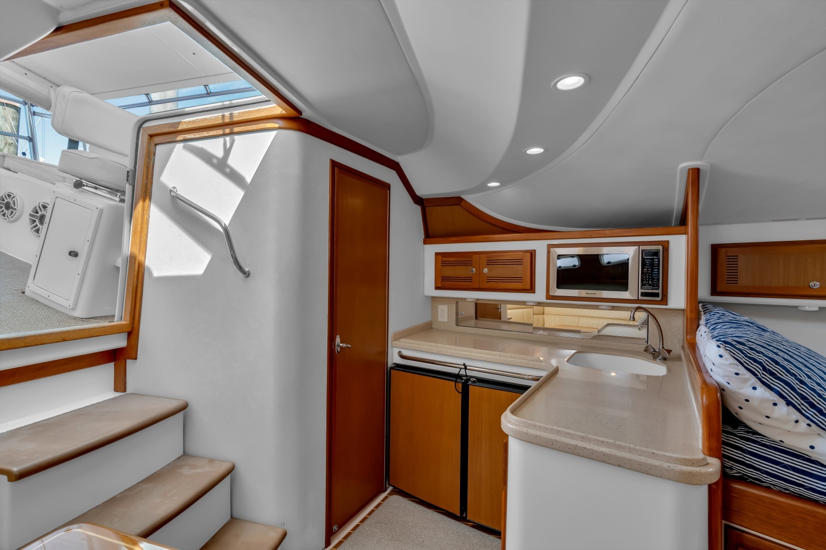 2005 Cabo 35 Express - Image 9
