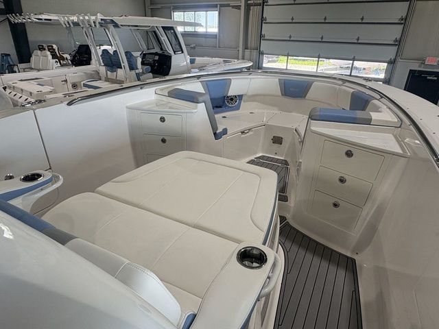 2023 Robalo R360 Center Console - 12