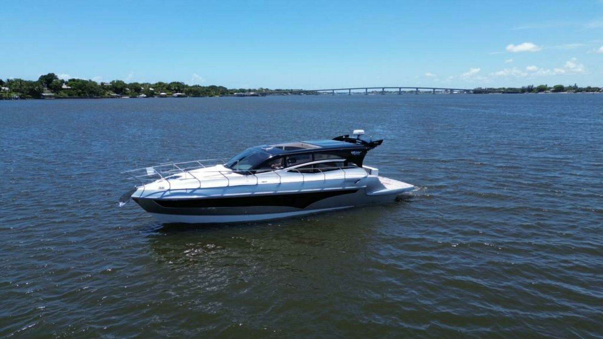 2025 Real 40 HT Luxury - Image 3