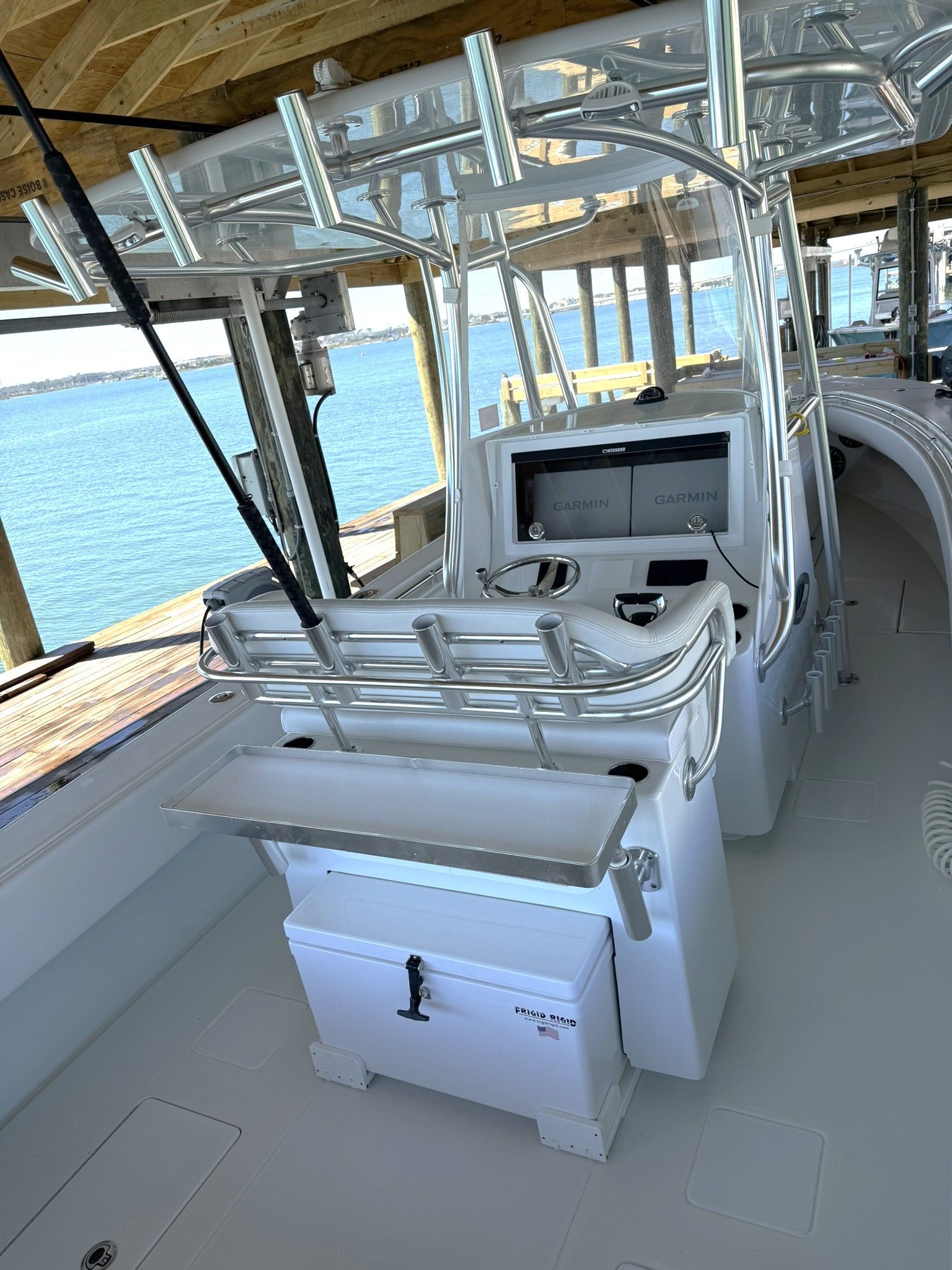 Contender 32 ST 2025 boat with helm console and fishing rod holders.