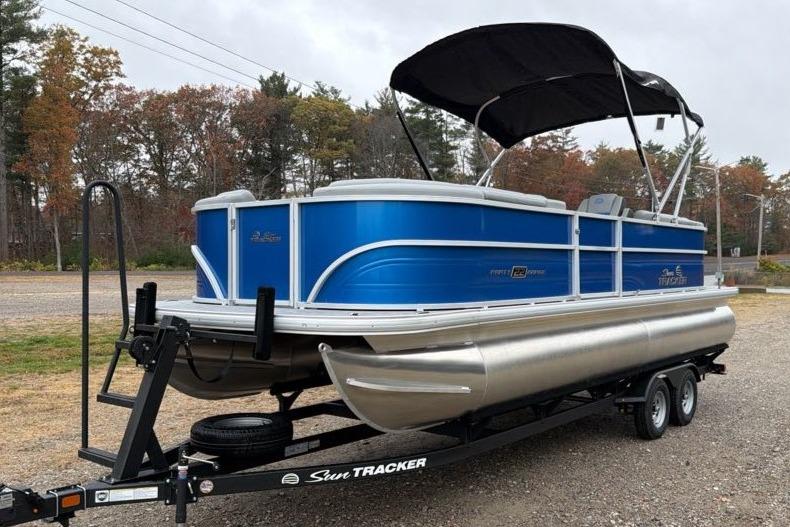 2026 Sun Tracker Party Barge 22 DLX