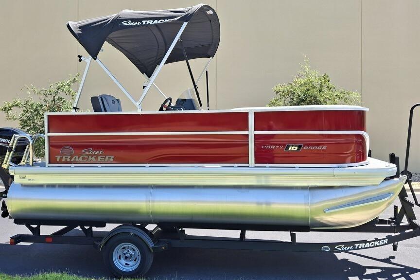 2026 Sun Tracker Party Barge 16 DLX