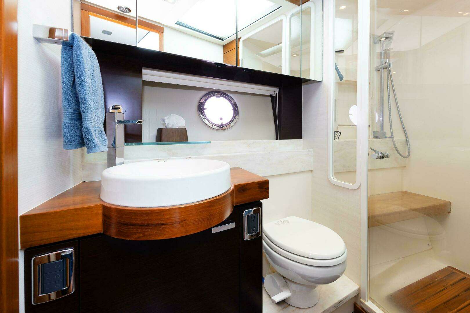 2014 Tiara Yachts 5000 Express - Image 34