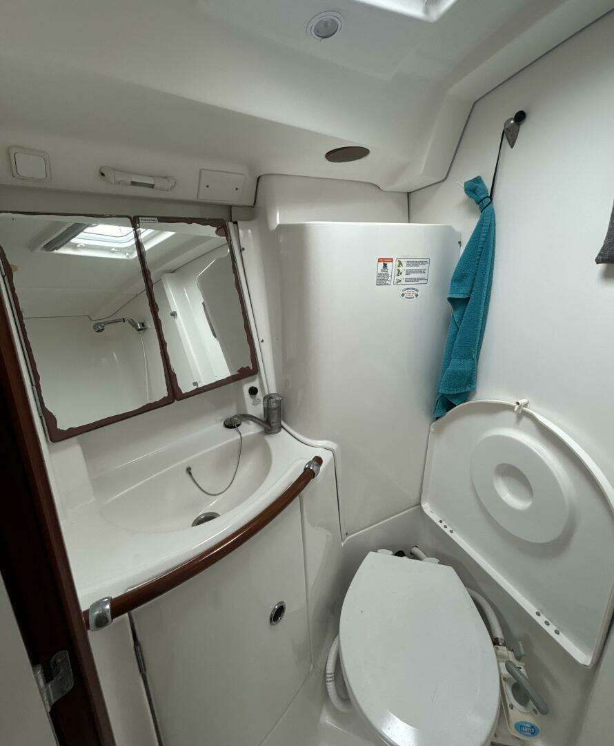 2004 Beneteau 423 - Image 24