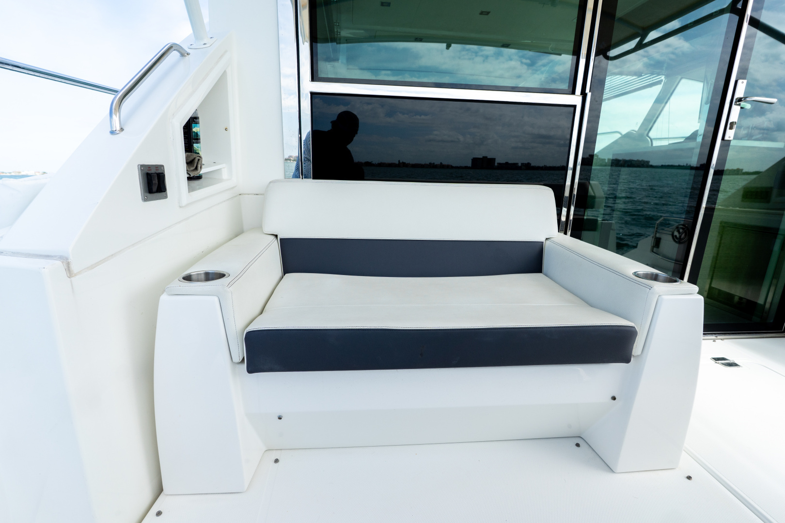2018 Cruisers Yachts 50 CANTIUS - Image 25