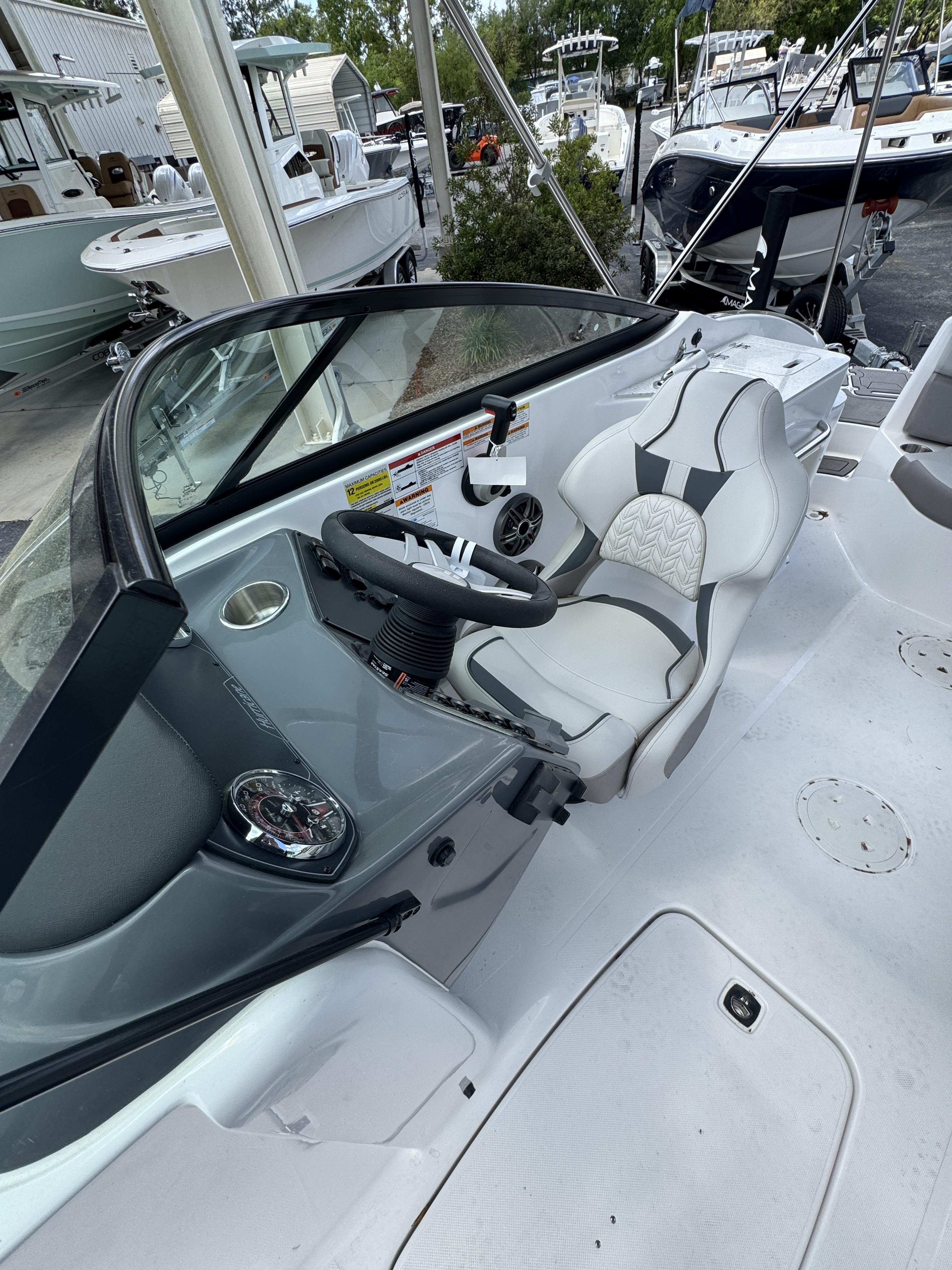 2026 Hurricane SunDeck 2400 OB - 11