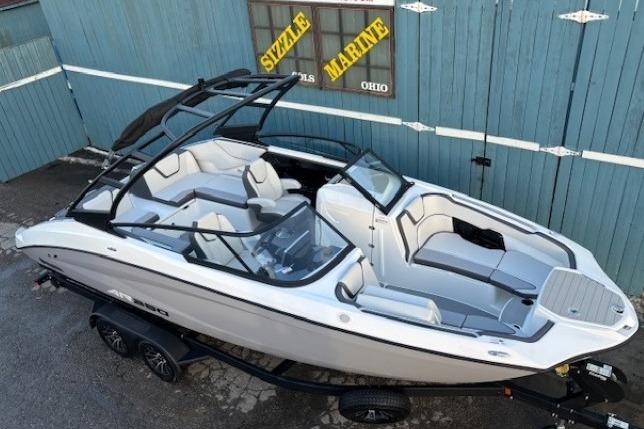 2026 Yamaha Boats AR250, sleek design, spacious seating, displayed at Sizzle Marine, Ohio.