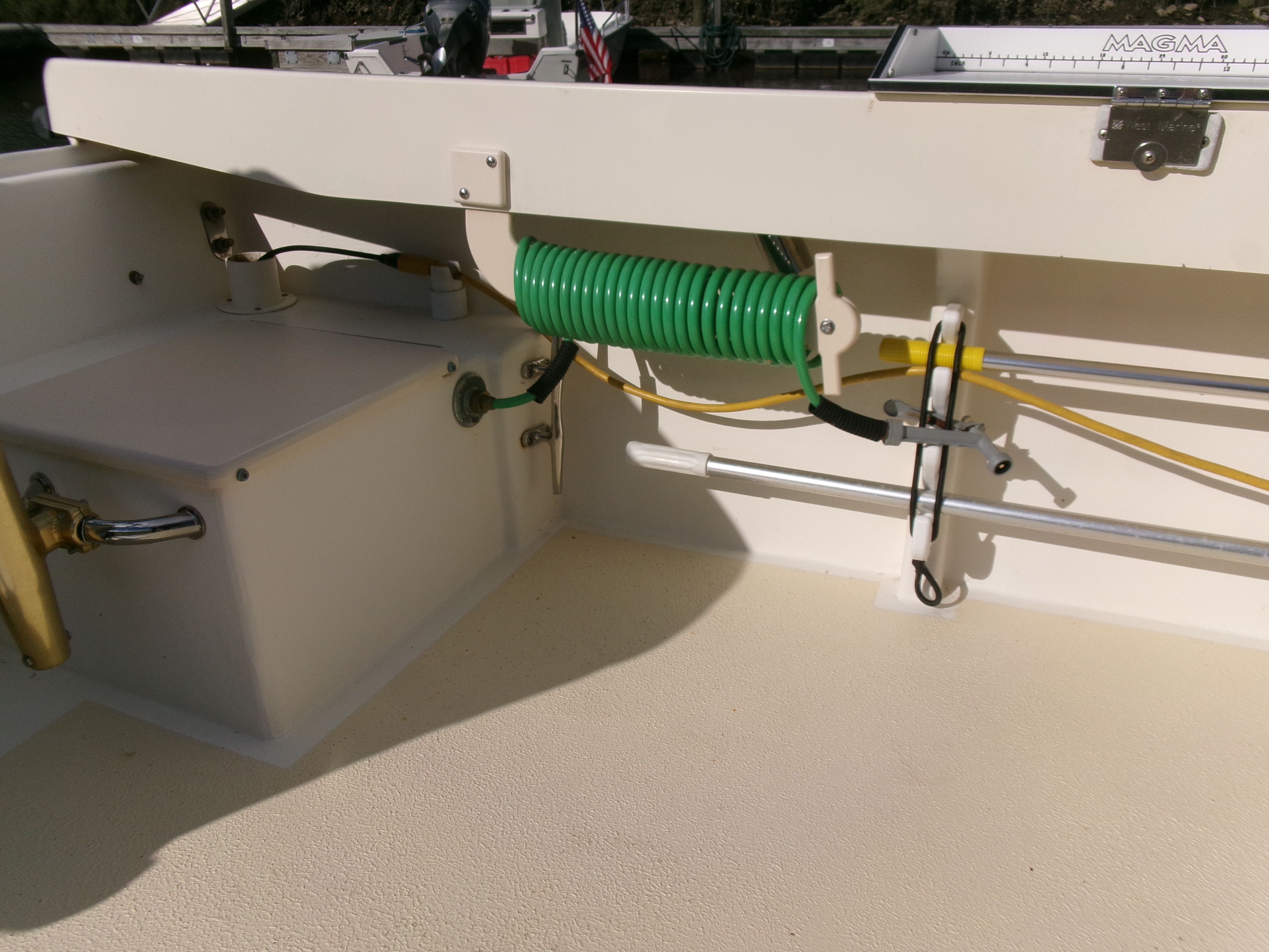 The image shows the deck of a 2007 Parker 2520 XL Sport Cabin boat with a green hose.