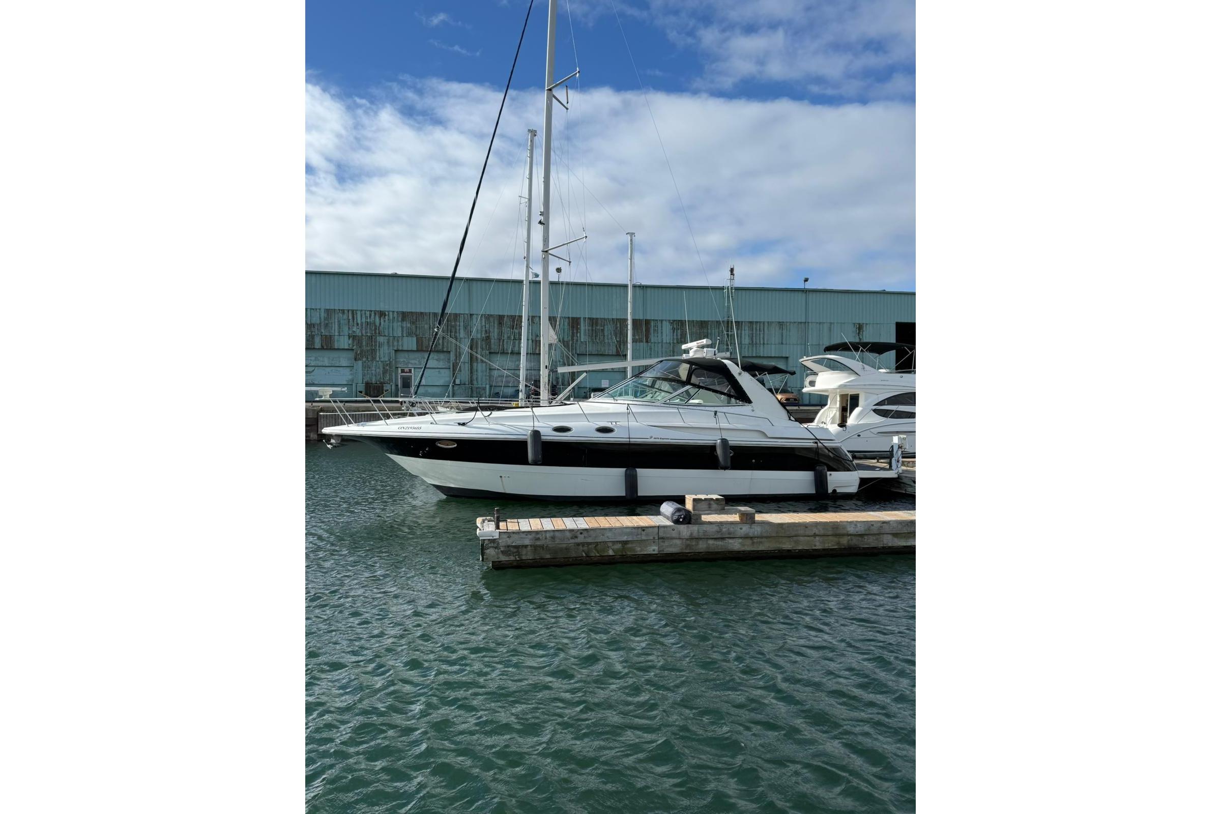 2001 Cruisers Yachts 3870 Express