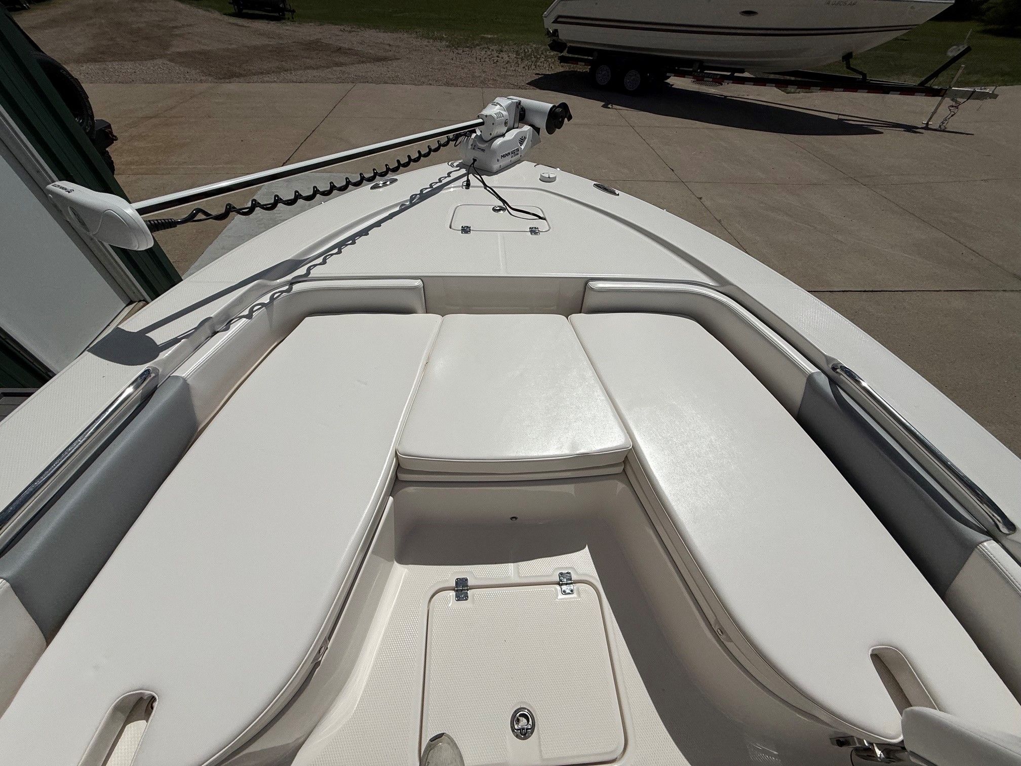 Robalo 226 Cayman 2021 parked on a trailer.