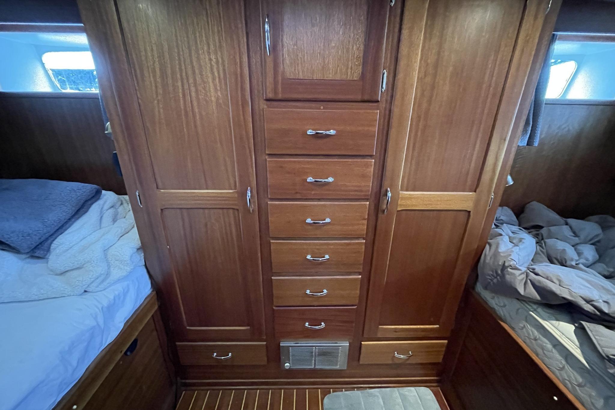 Egg Harbor 43 - Aft Owner's Cabin