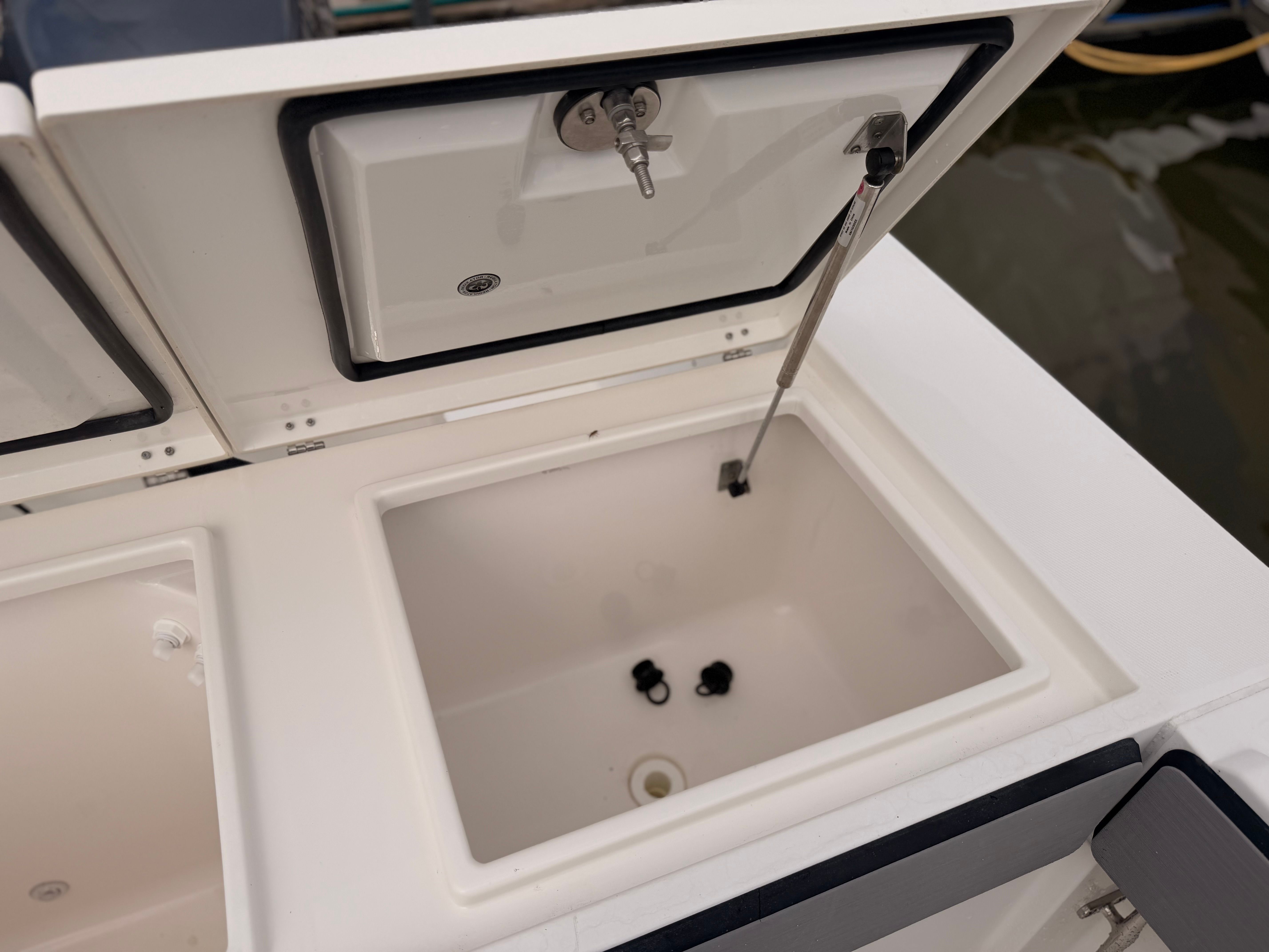 2007 Regulator 32 Forward Seating - 75