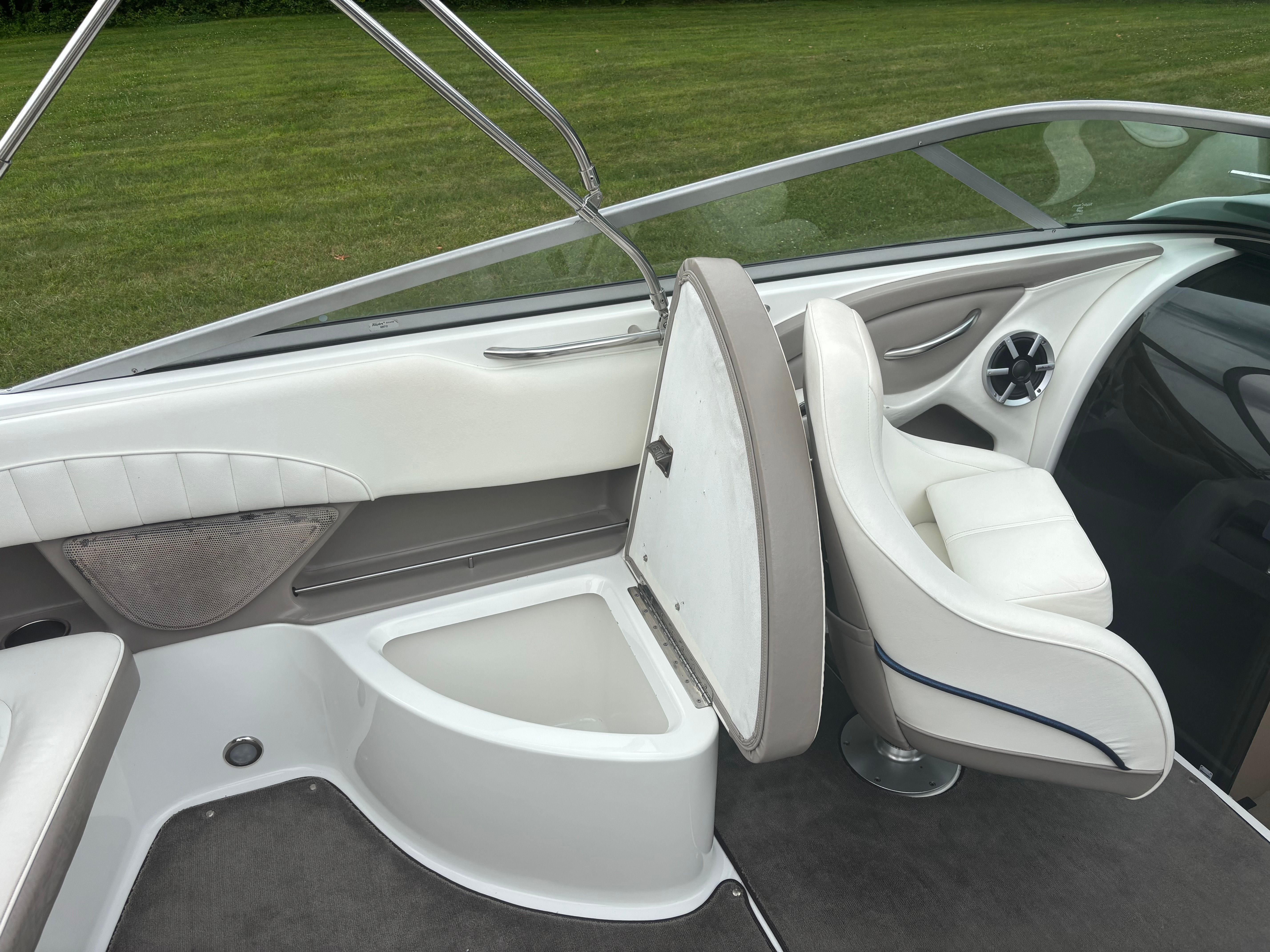 2005 Cobalt 255 - 12