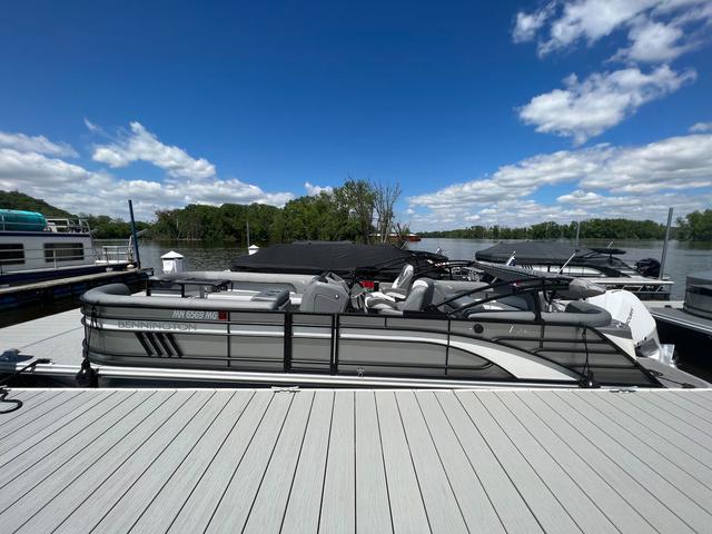 2022 Bennington L Quad Bench 25 LFB Tritoon