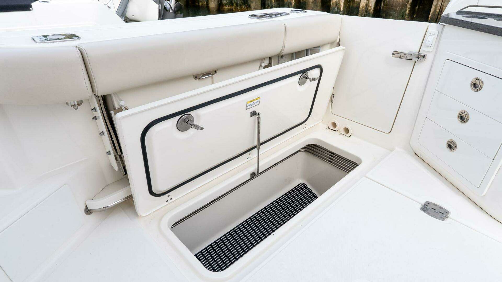 2024 Boston Whaler 405 Conquest - Image 21