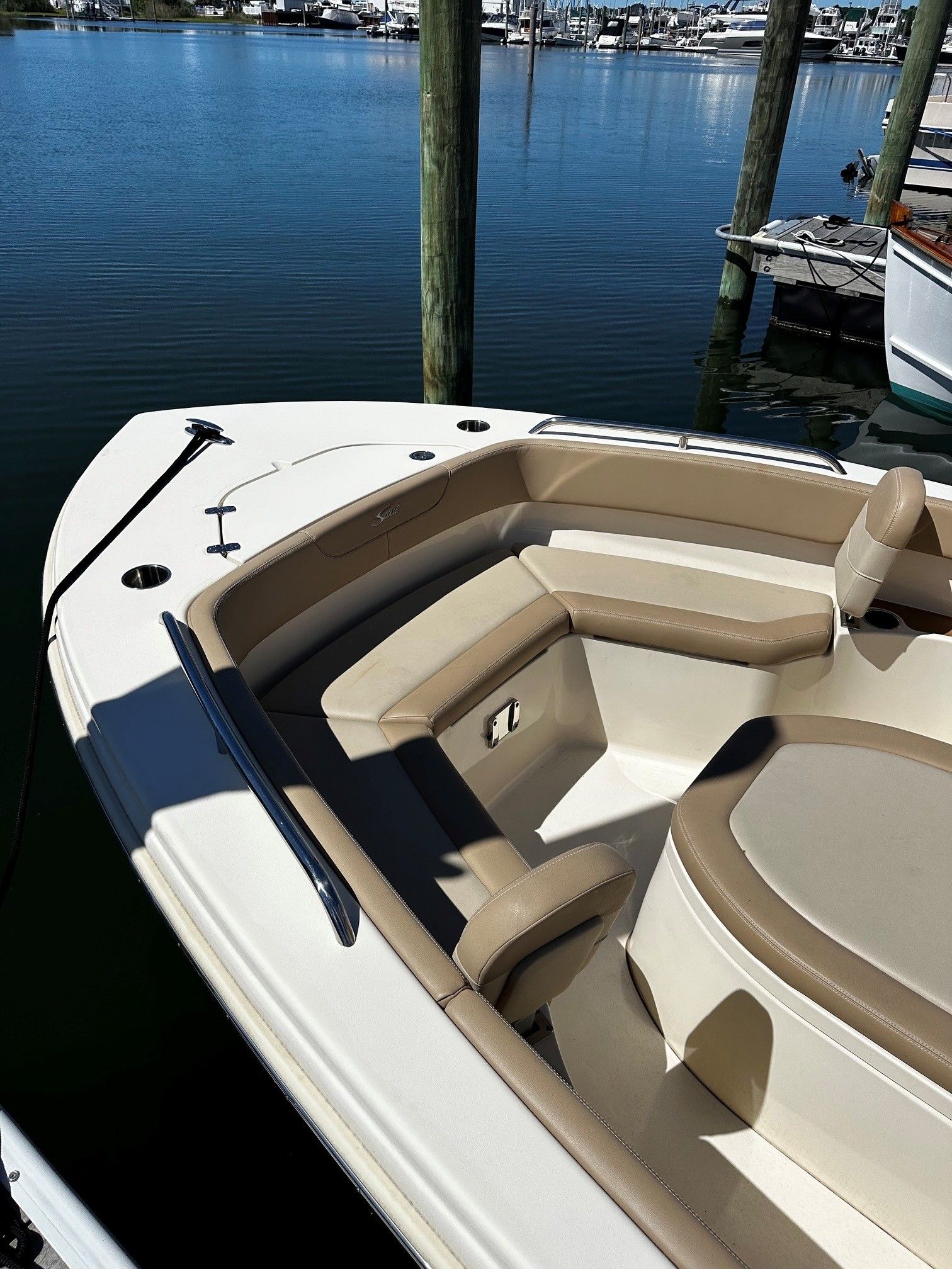 Scout 210XSF 2022 boat docked with beige interior.
