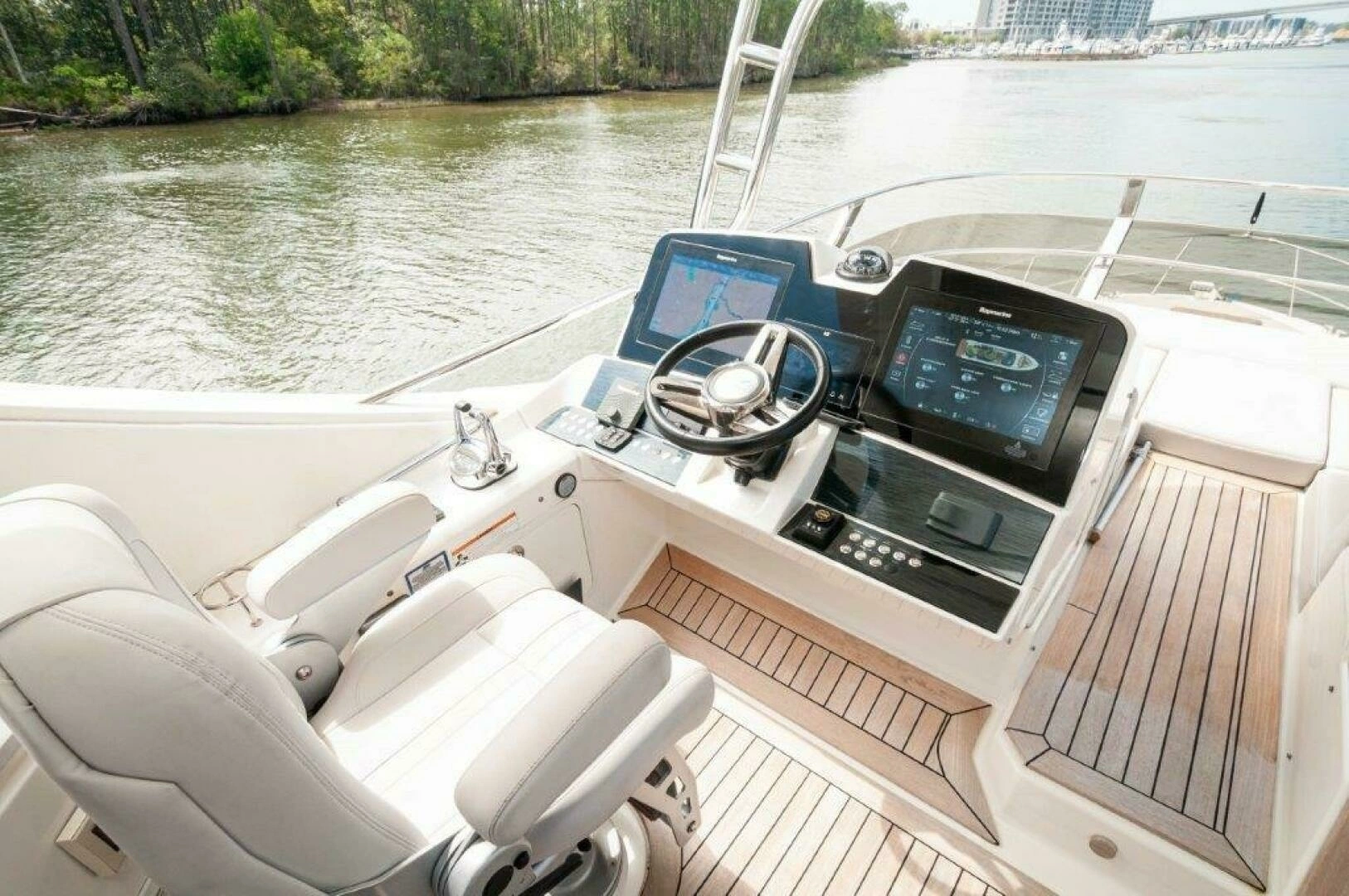 2018 Sea Ray L550 Flybridge - Image 35