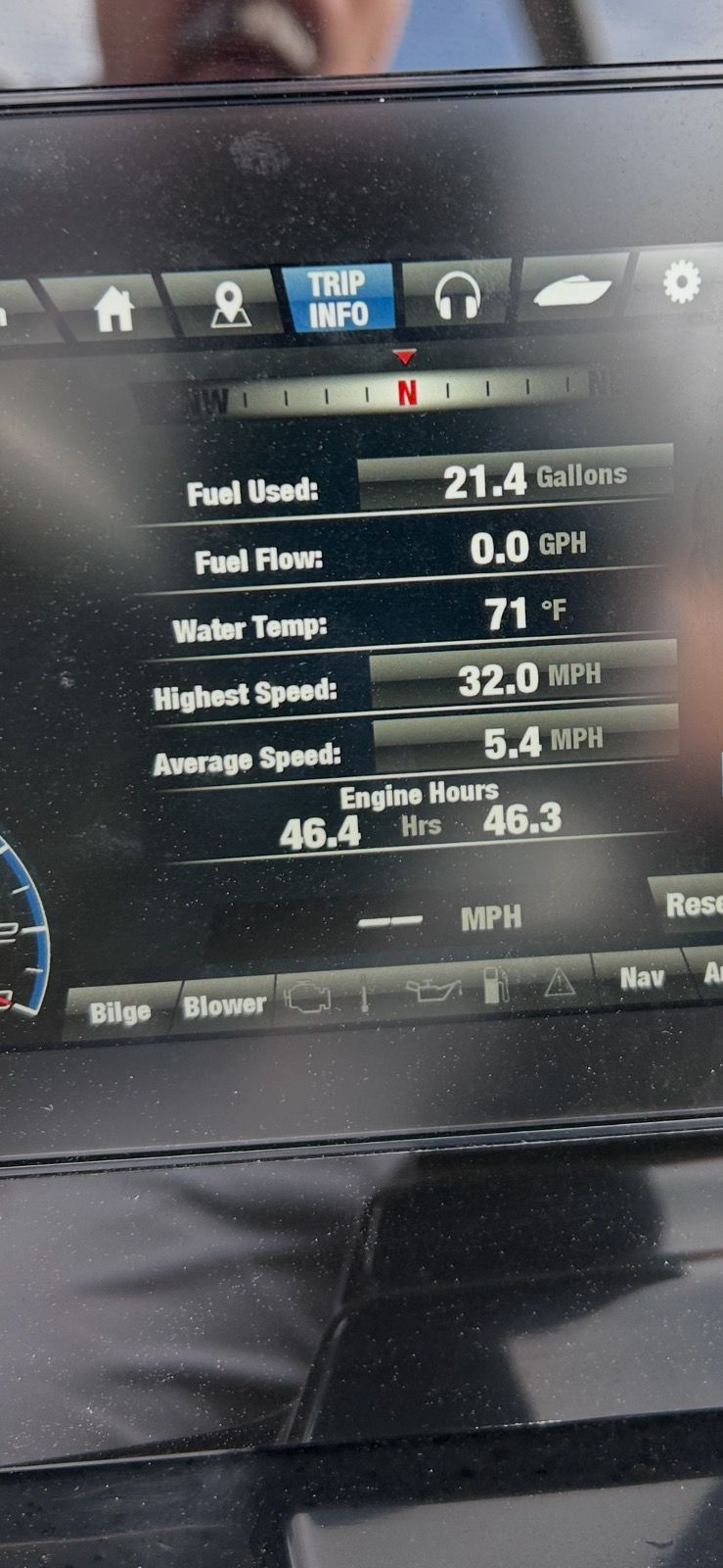 Yamaha Boats 212S 2020: Screen displays fuel usage, water temperature, top speed, and engine hours.