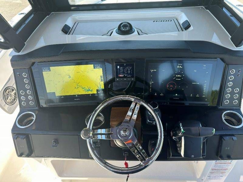 2026 Robalo R300 Center Console - 51