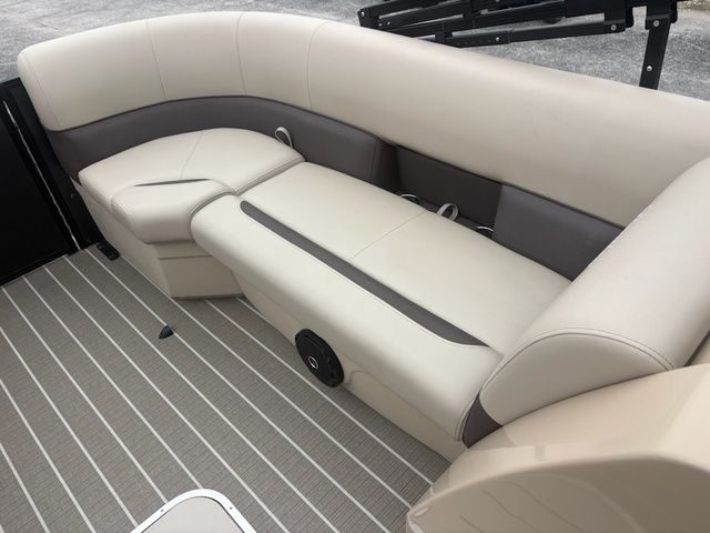 2026 Bentley Pontoons Legacy Cruise 223 - 13