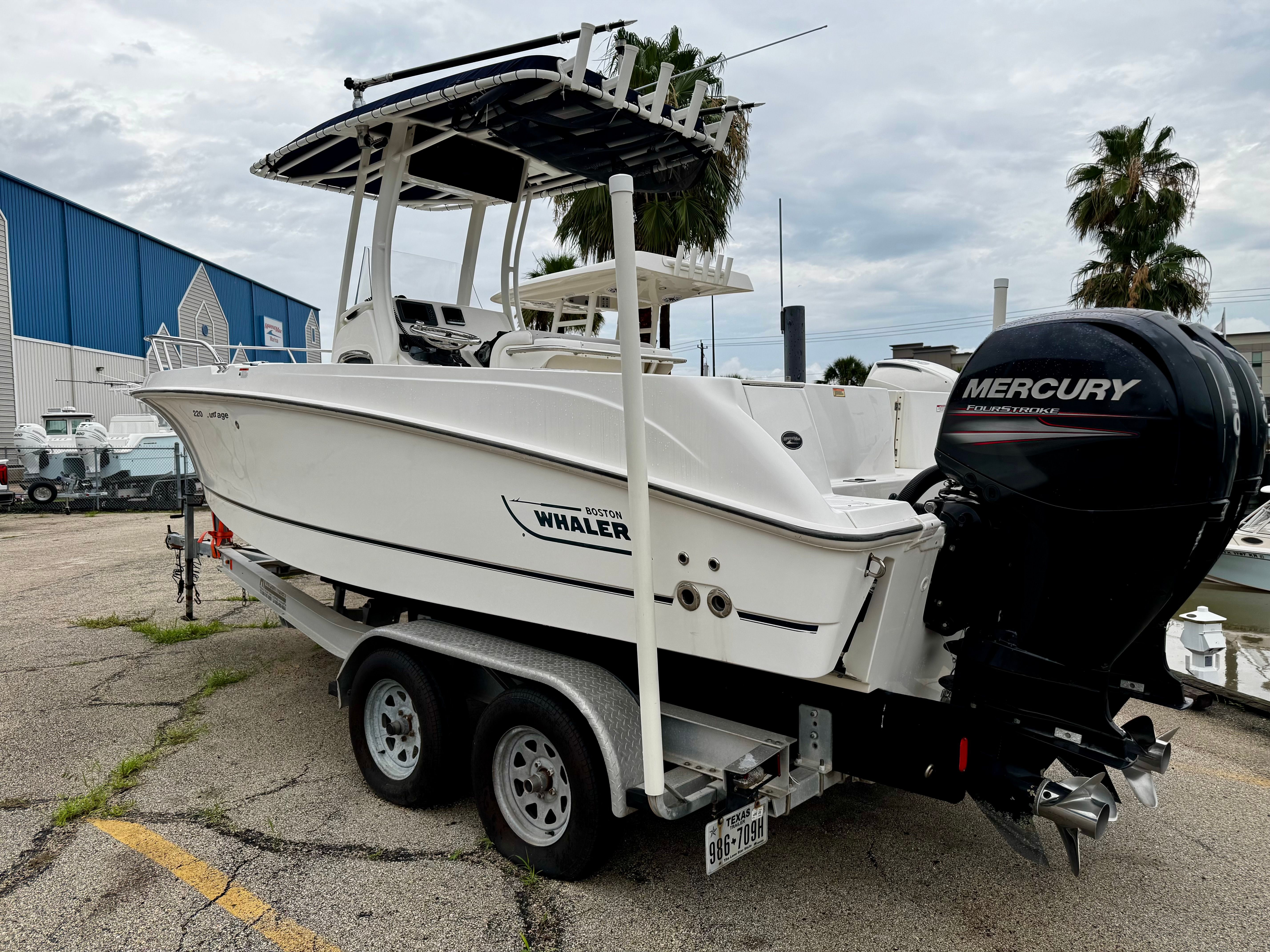 2016 Boston Whaler 220 Outrage - 2