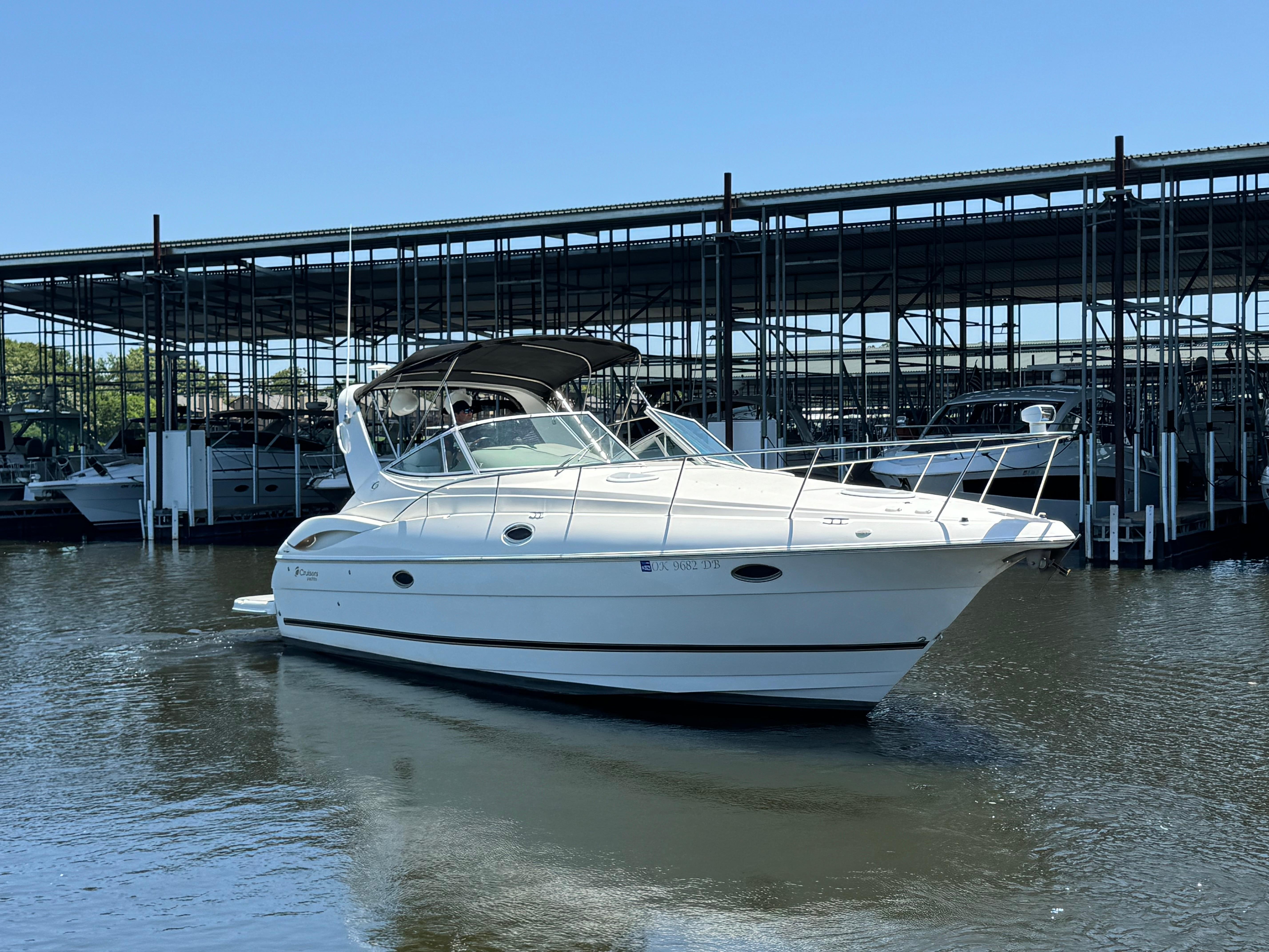 2004 Cruisers Yachts 320 Express