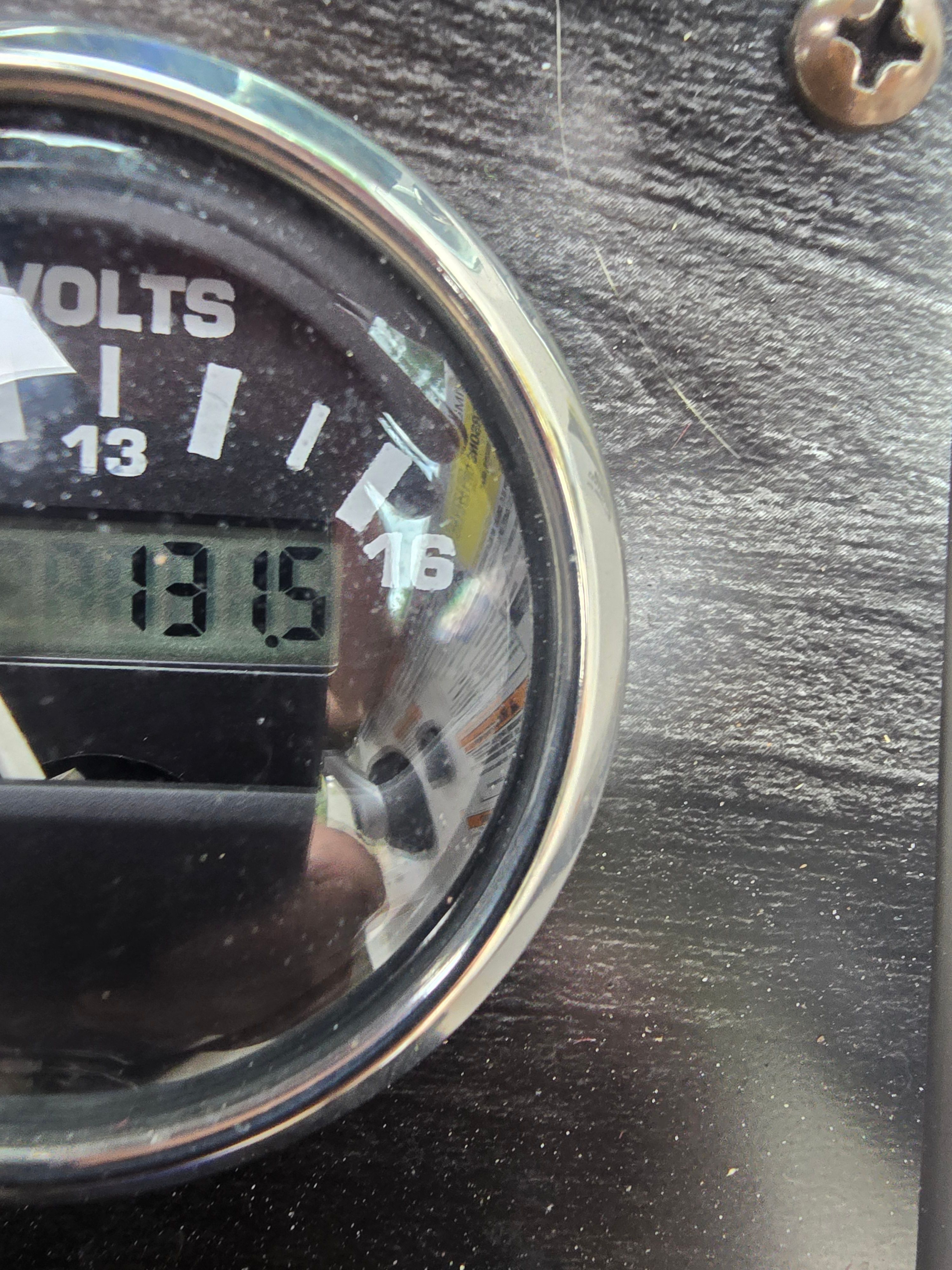 Voltmeter reading 13.5 volts on Hurricane SD 2200 boat.