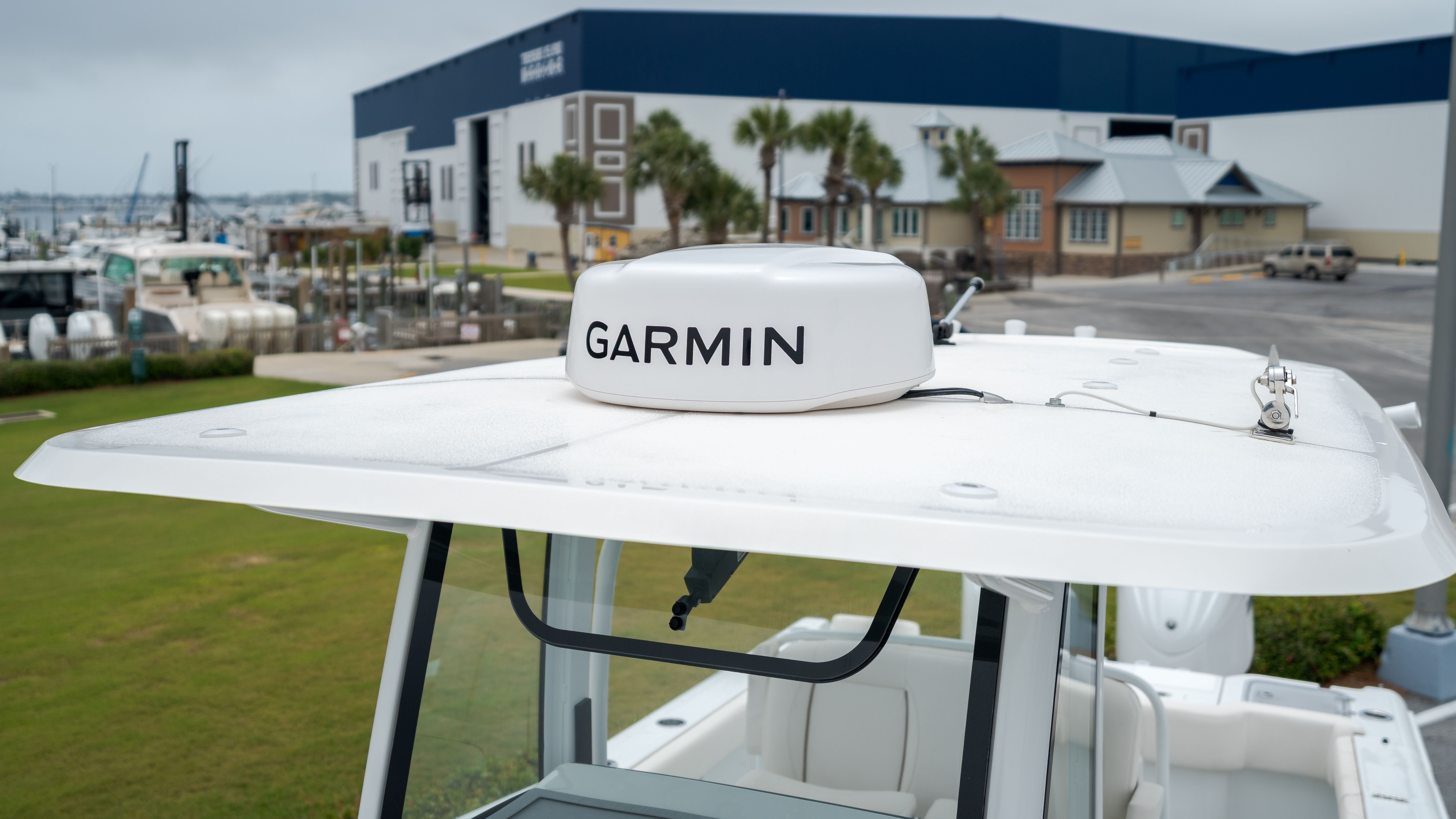 Garmin antenna on Sea Hunt Gamefish 30 boat, 2022 model.