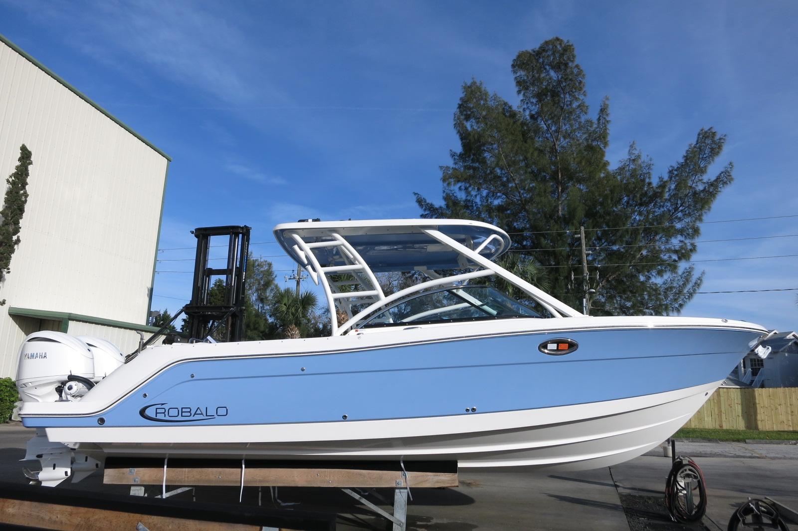 2025 Robalo R317 Dual Console