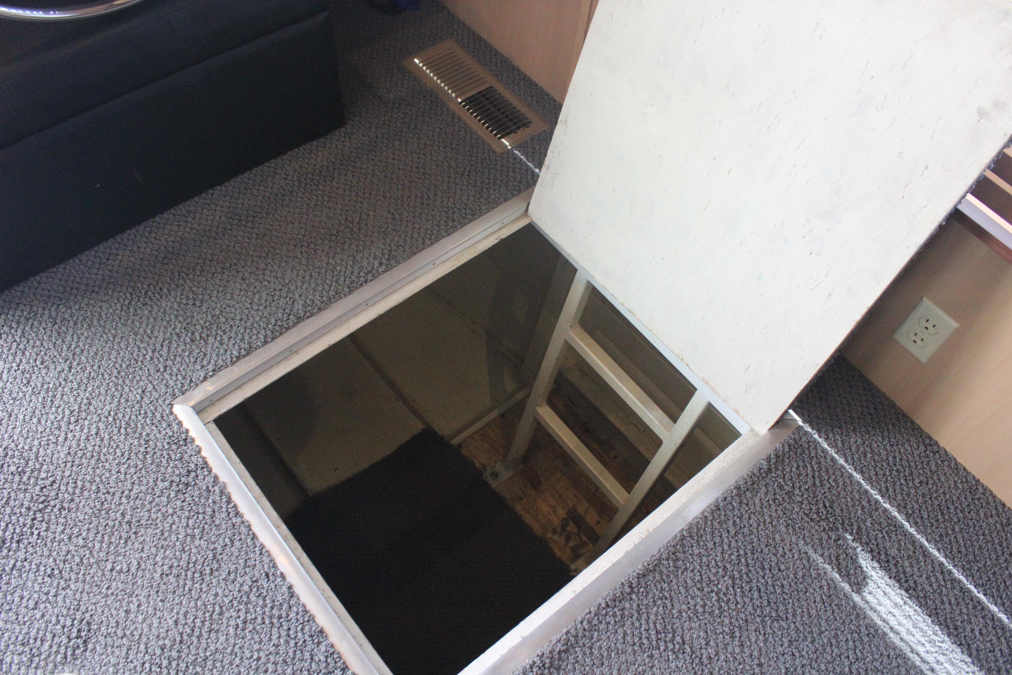 Hatch with ladder on Skipperliner 480 Flybridge 2010, carpeted interior.