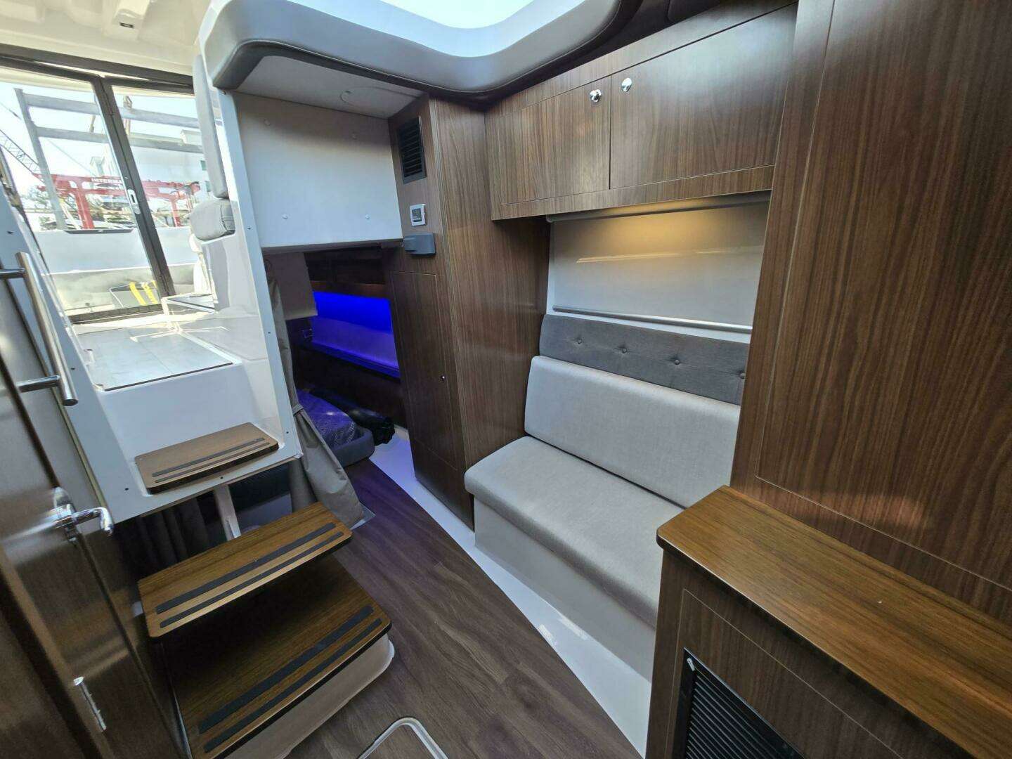 2020 Four Winns V355 Coupe OB - Image 17