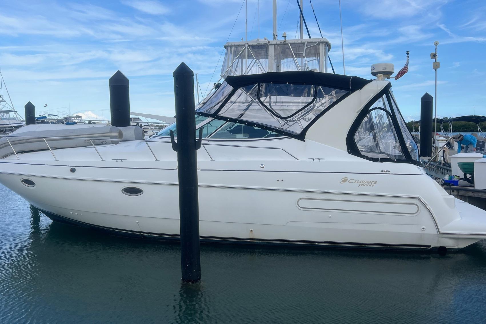 2001 Cruisers Yachts 3572 Express