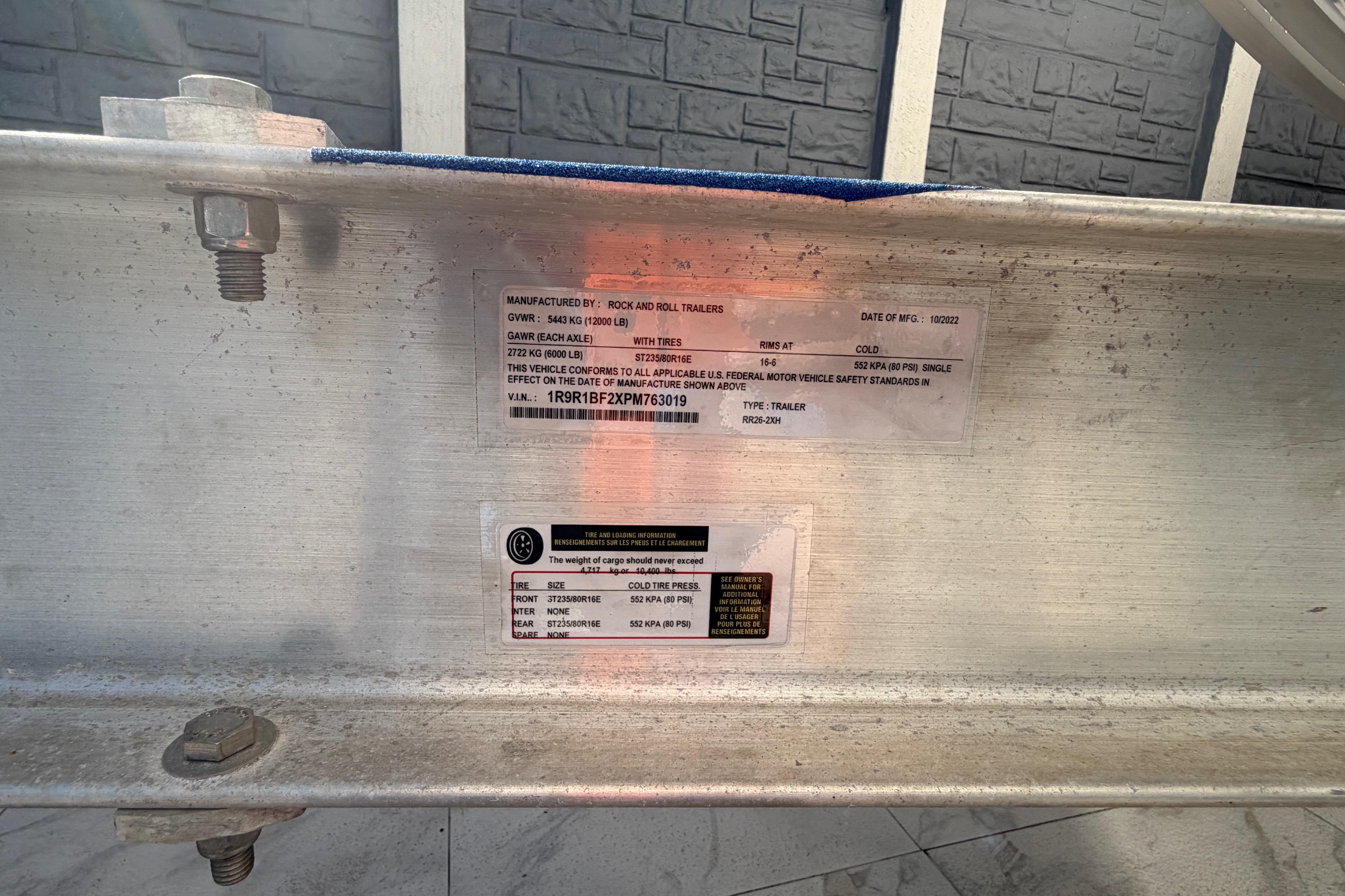 Label on trailer frame with specifications and VIN, Grady White 273, 2004 model.