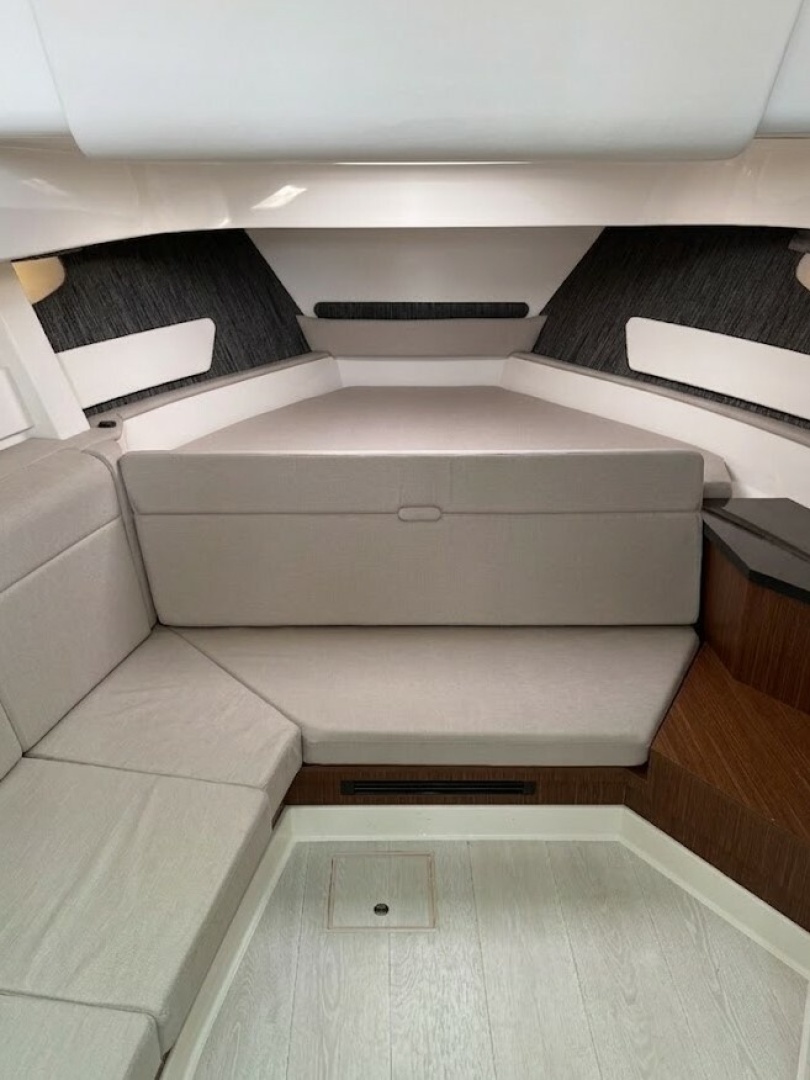 2022 Sea Ray 370 Sundancer - Image 11