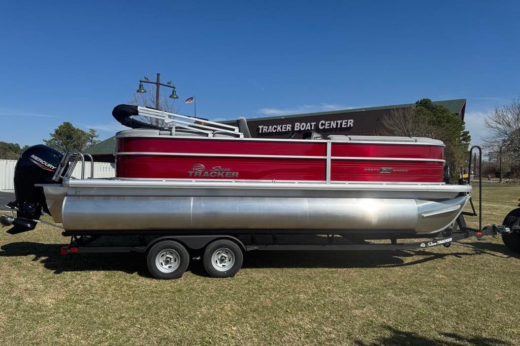 2026 Sun Tracker Party Barge 22 XP3