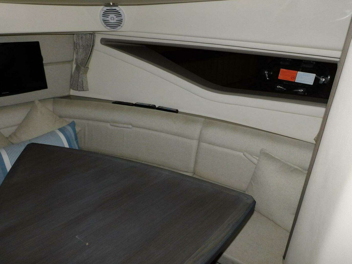2018 Sea Ray Sundancer 320 - Image 13