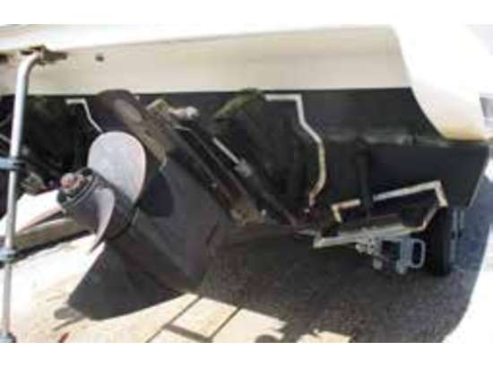 Close-up of 2000 Bayliner 3055 Ciera Sunbridge boat propeller and stern.