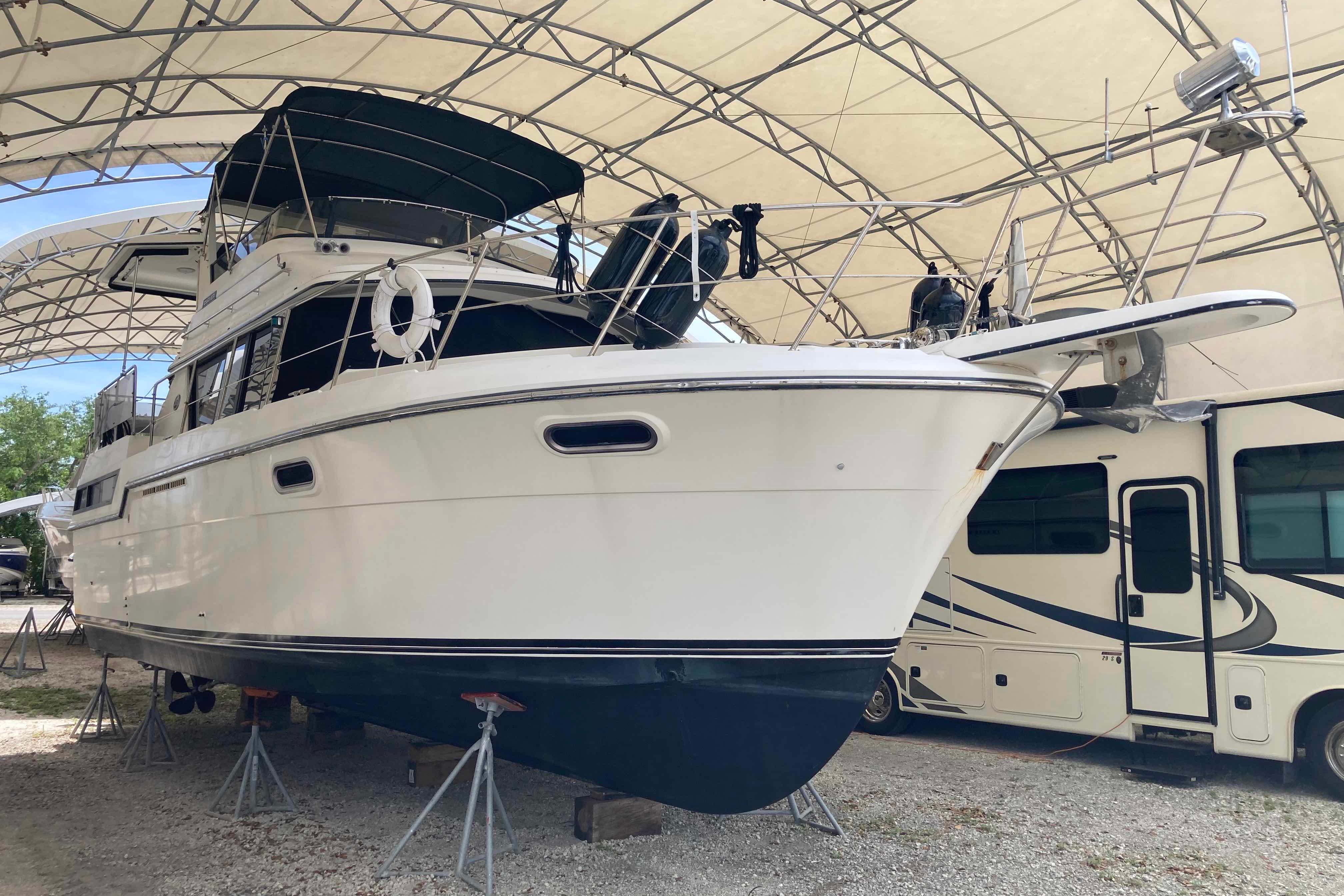 1989 Carver 3807 Aft Cabin Motor Yacht