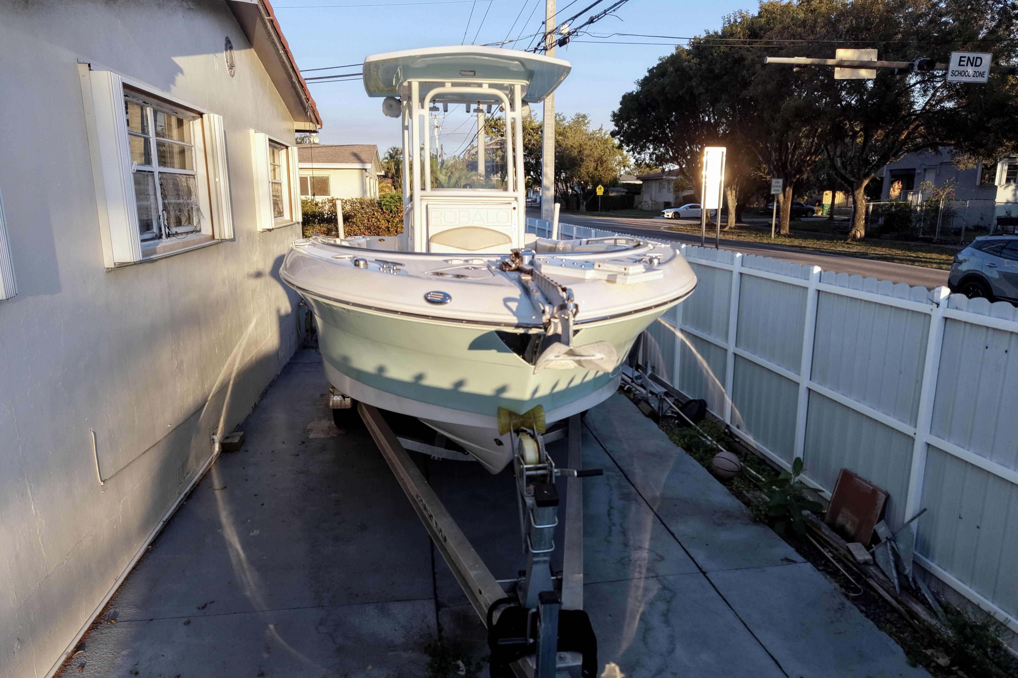 2018 Robalo R242 Center Console
