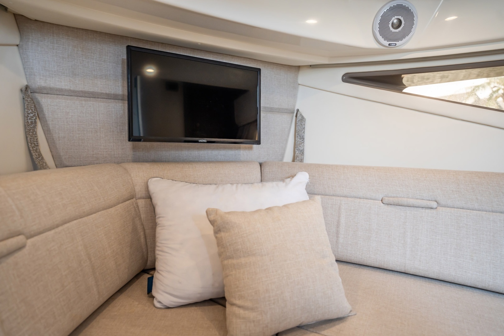 2021 Sea Ray Sundancer 320 Outboard - Image 32