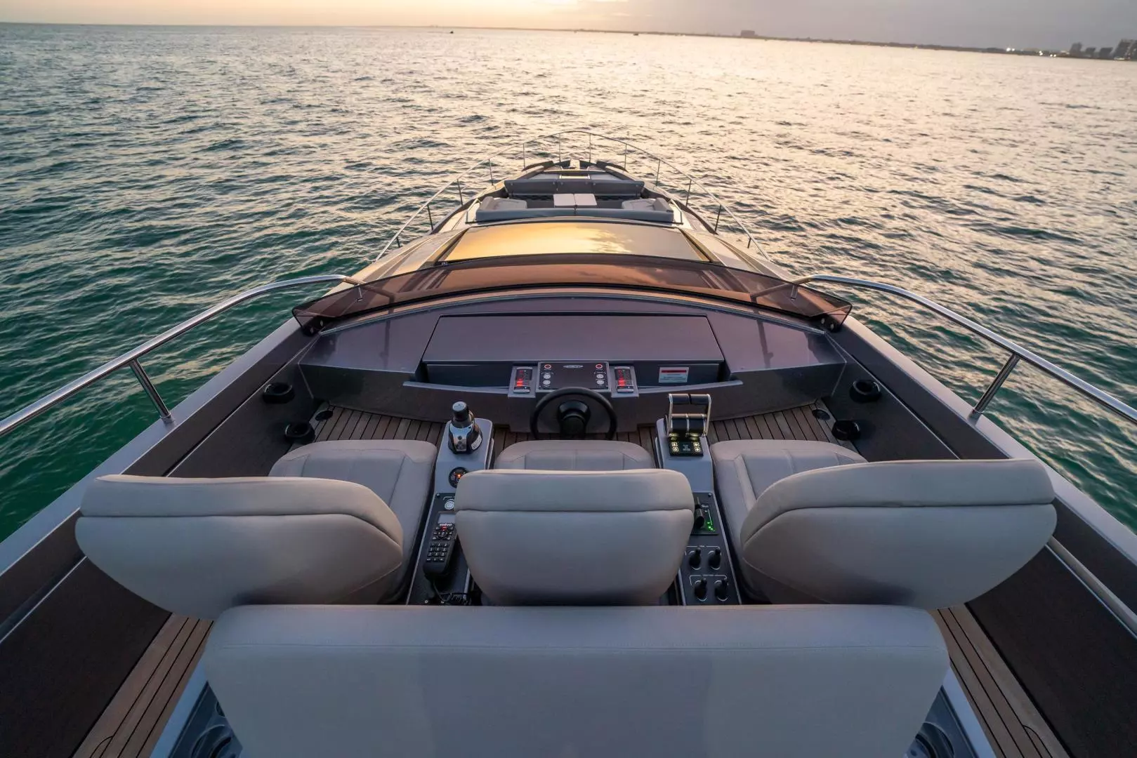 2021 Pershing 8X - Image 3