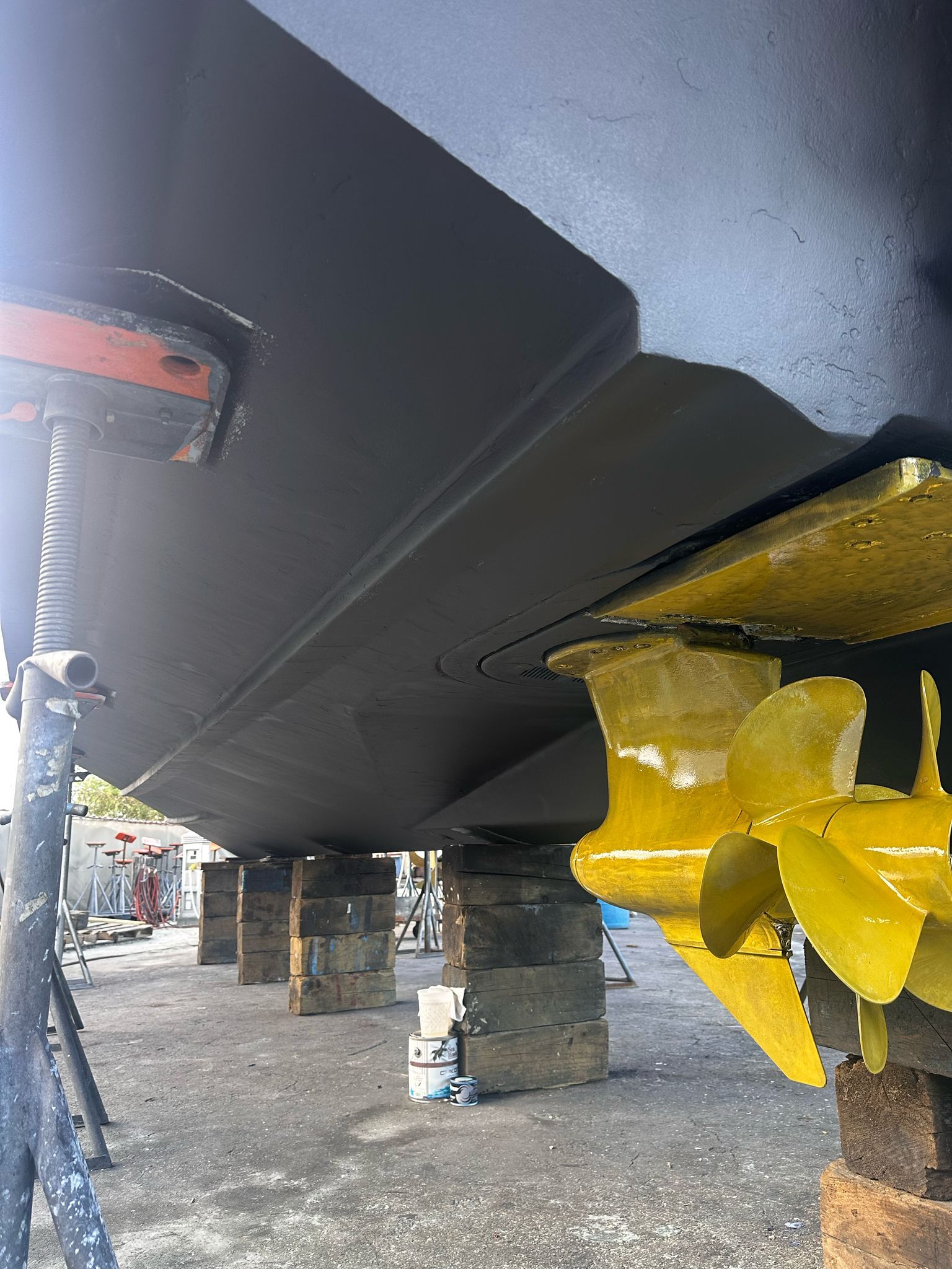 Underside of a 2010 Sea Ray 450 yacht with yellow propeller.