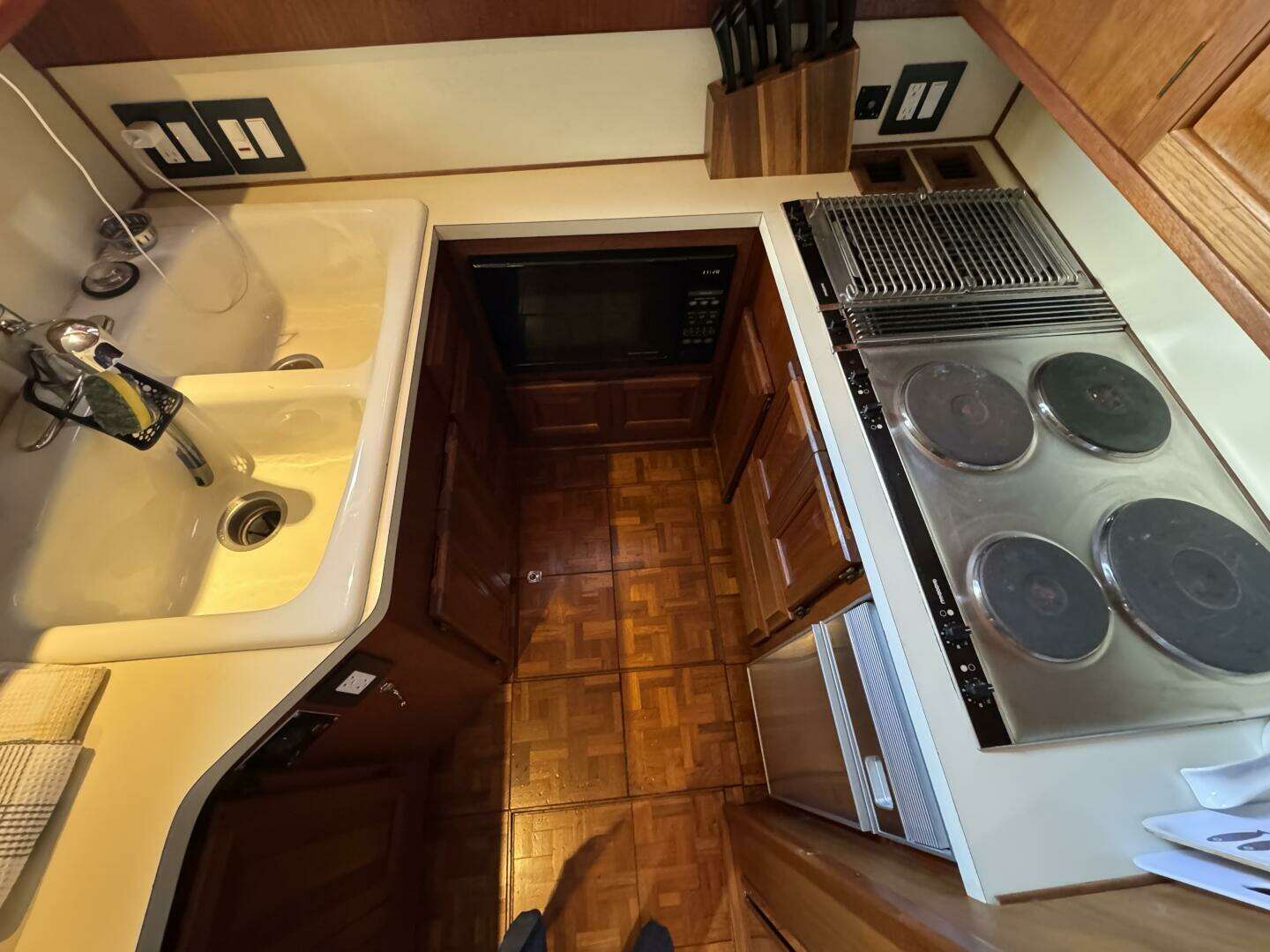 1987 Viking 48 Motor Yacht - Image 41