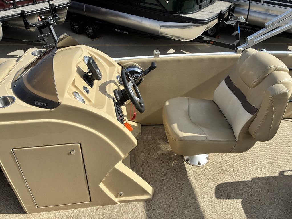 2015 Larson Escape 2200 RT - 16