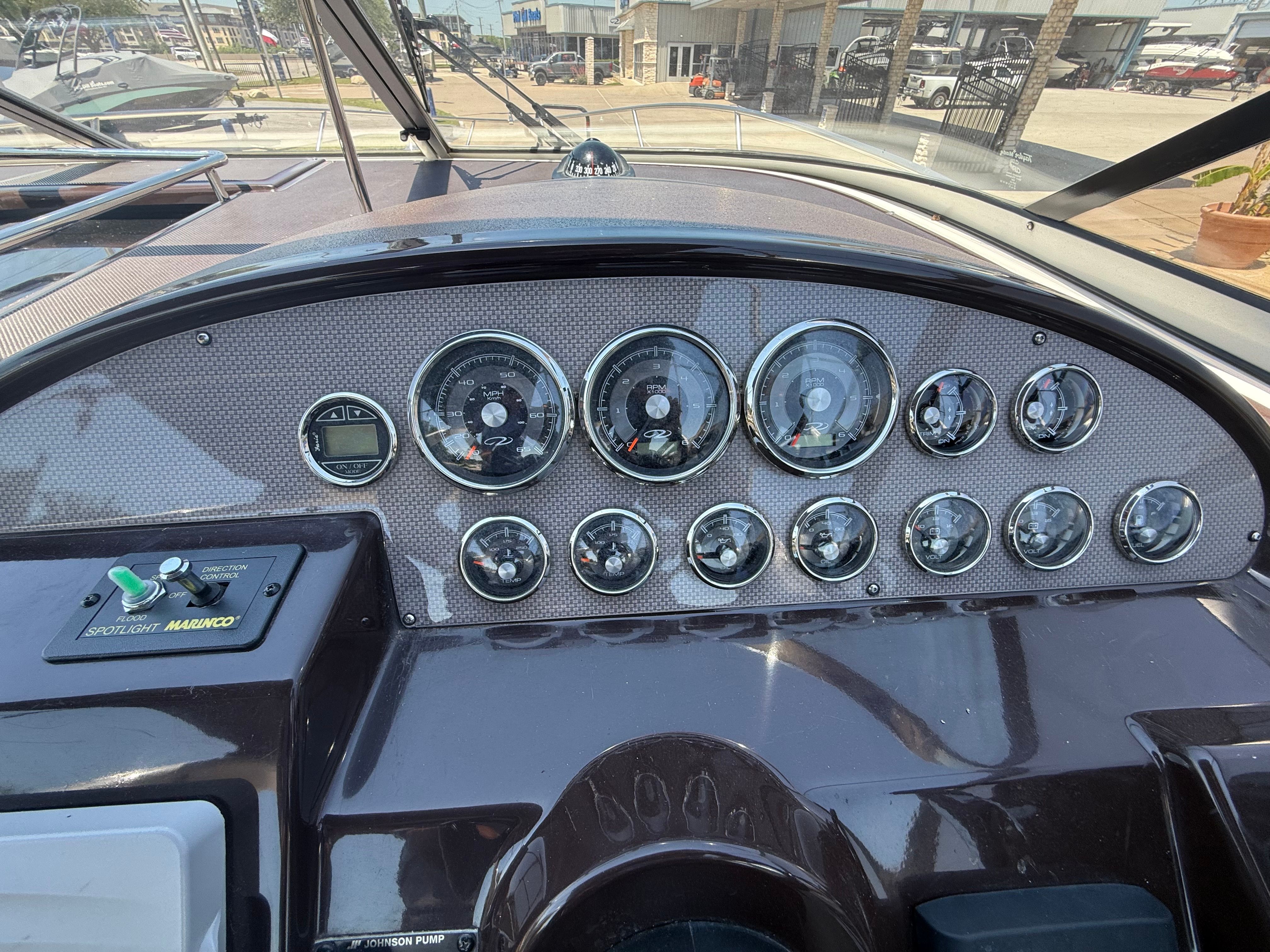 2015 REGAL 30 EXPRESS - Image 21